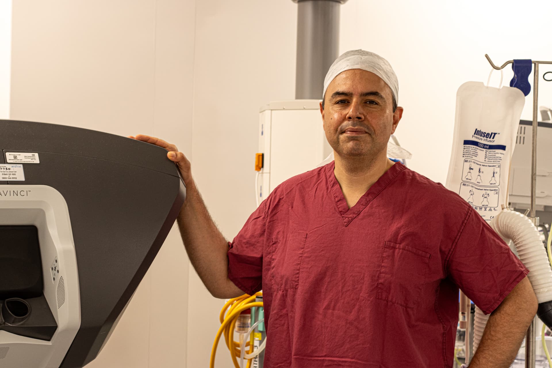 Mr Najib Daulatzai in the operating theatre during minimally invasive surgery